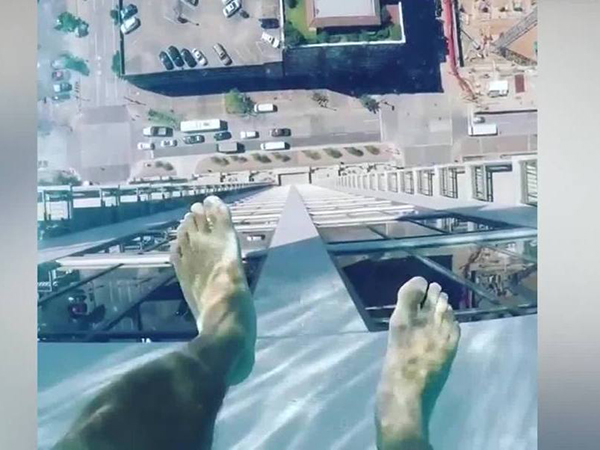 مسبحٌ مُرعِبٌ في الطابق الـ42... هل تتجرّأ على دخوله؟